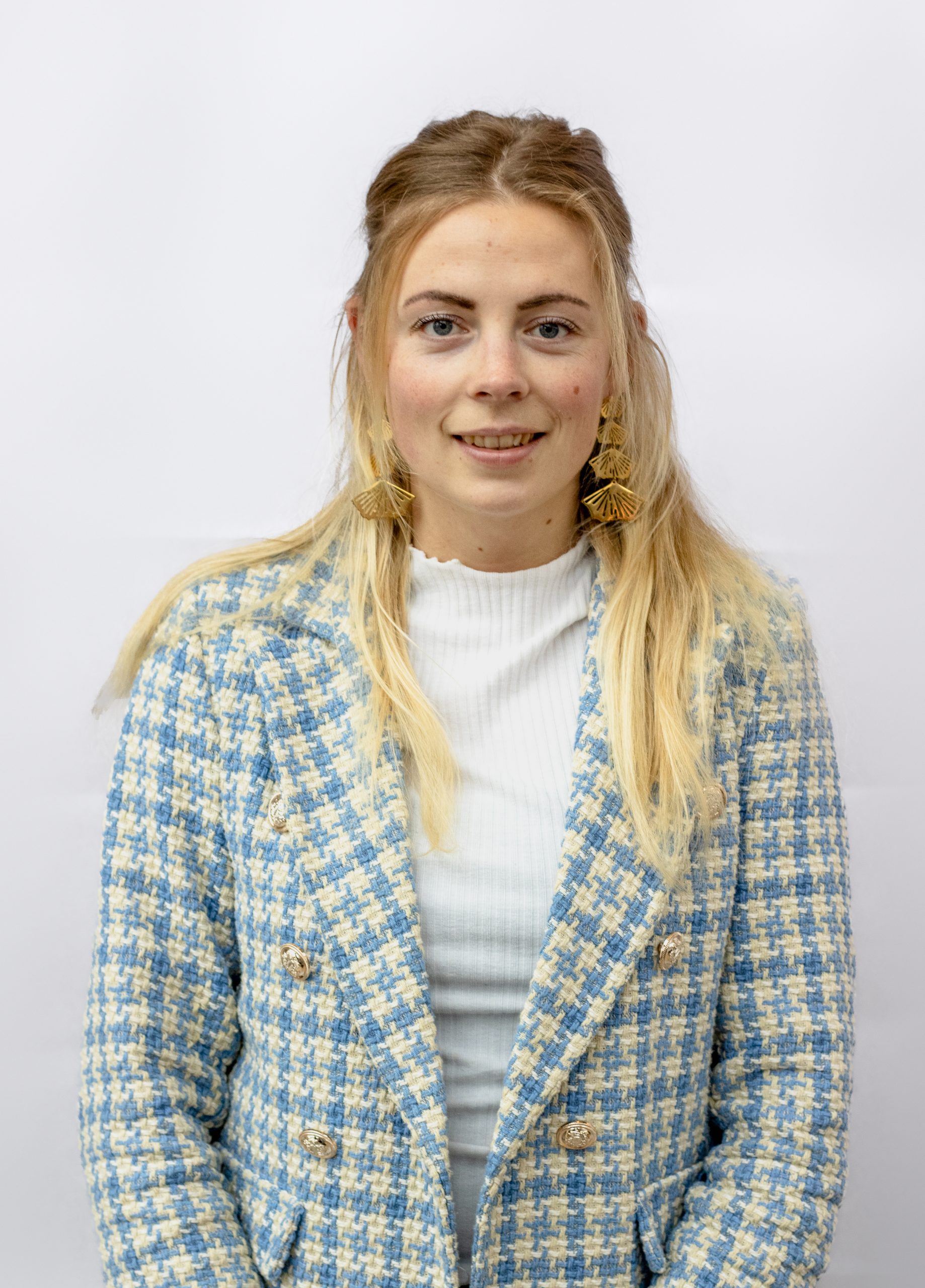 Portretfoto van Lotte, Project manager bij AlphaRainbow